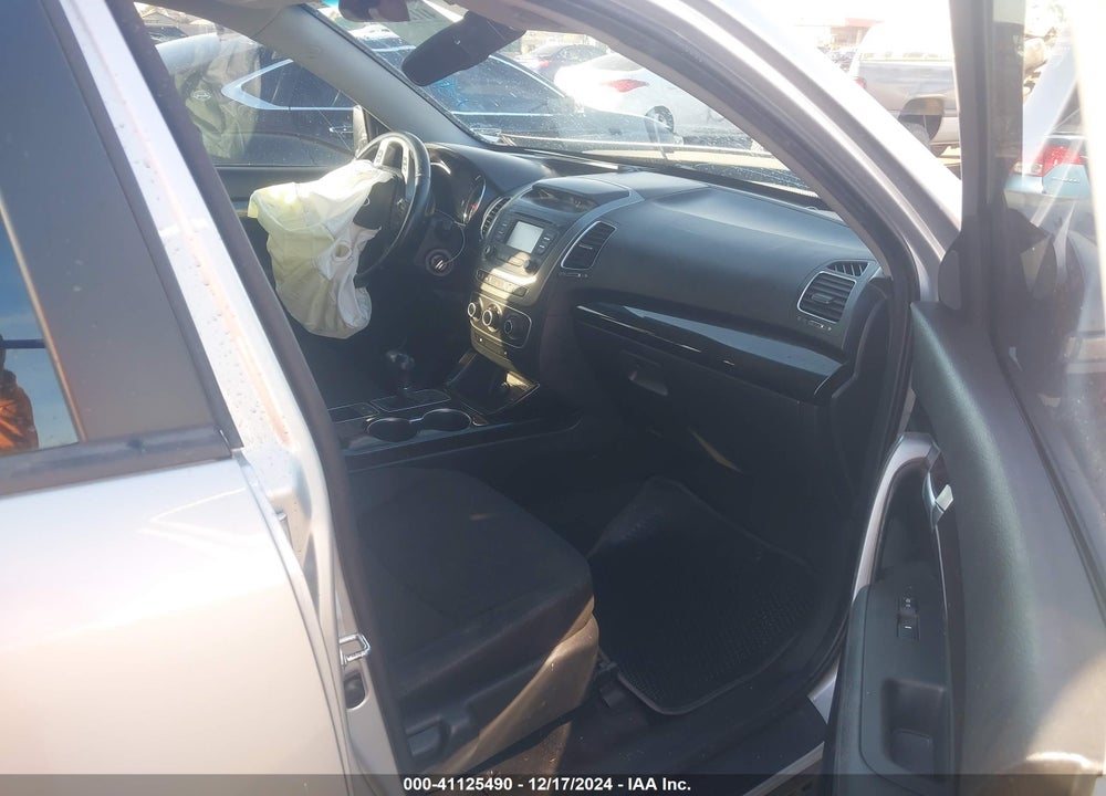 2014 KIA SORENTO LX VIN: 5XYKT3A68EG539018