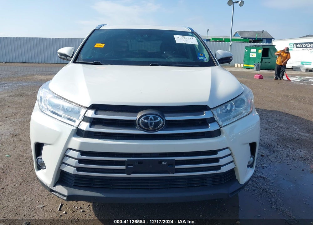 2019 TOYOTA HIGHLANDER XLE VIN: 5TDKZRFH1KS572002