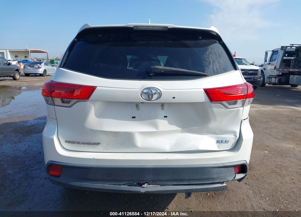 2019 TOYOTA HIGHLANDER XLE VIN: 5TDKZRFH1KS572002