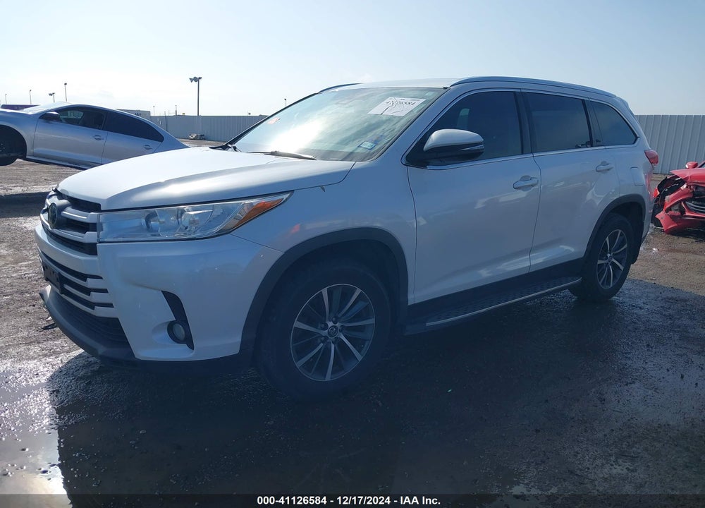 2019 TOYOTA HIGHLANDER XLE VIN: 5TDKZRFH1KS572002
