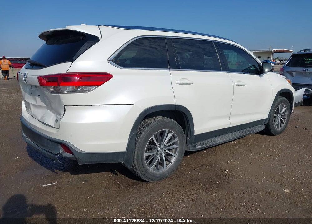 2019 TOYOTA HIGHLANDER XLE VIN: 5TDKZRFH1KS572002