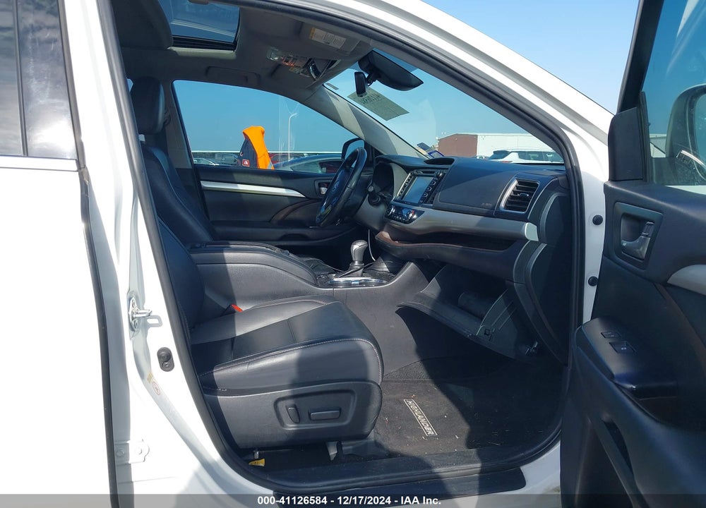2019 TOYOTA HIGHLANDER XLE VIN: 5TDKZRFH1KS572002