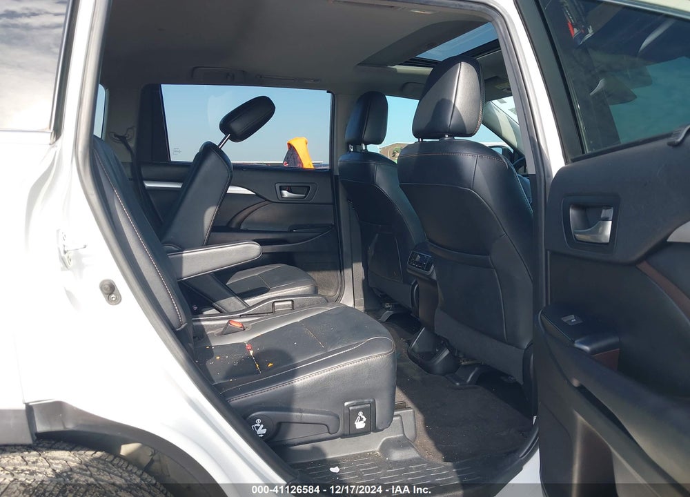 2019 TOYOTA HIGHLANDER XLE VIN: 5TDKZRFH1KS572002