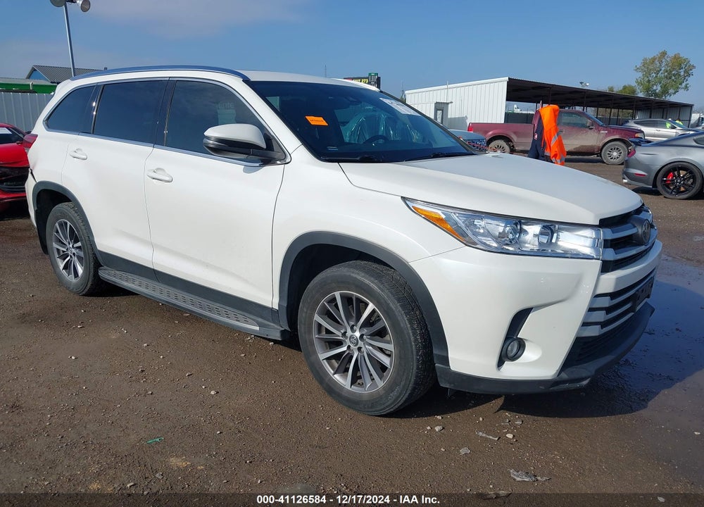 2019 TOYOTA HIGHLANDER XLE VIN: 5TDKZRFH1KS572002