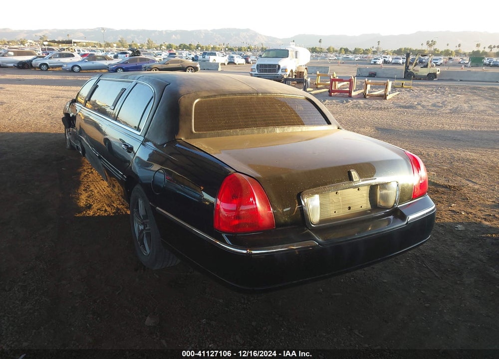 2007 LINCOLN TOWN CAR VIN: 1L1FM88W07Y630471