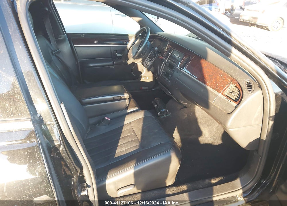 2007 LINCOLN TOWN CAR VIN: 1L1FM88W07Y630471