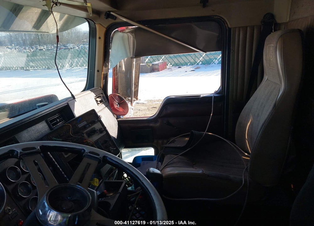 1998 KENWORTH T800 T800 VIN: 1NKDXUTX4WR781296