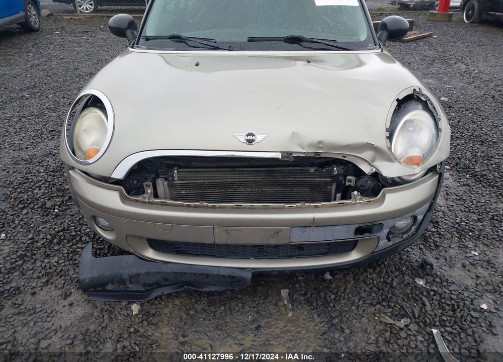 2009 MINI COOPER VIN: WMWMF335X9TW75064