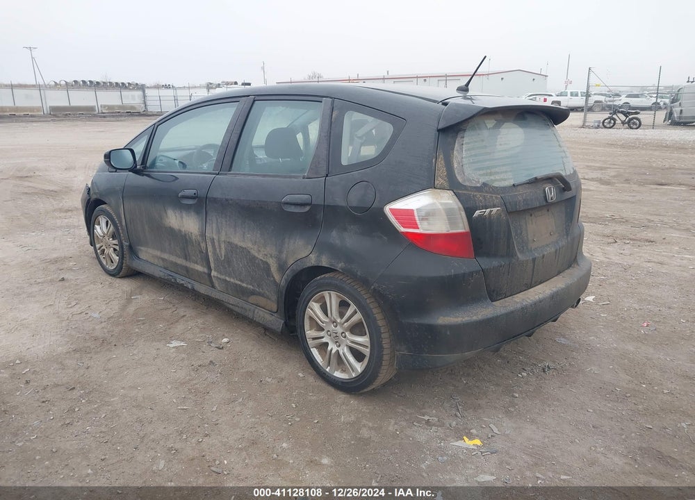 2011 HONDA FIT VIN: JHMGE8H54BC009606