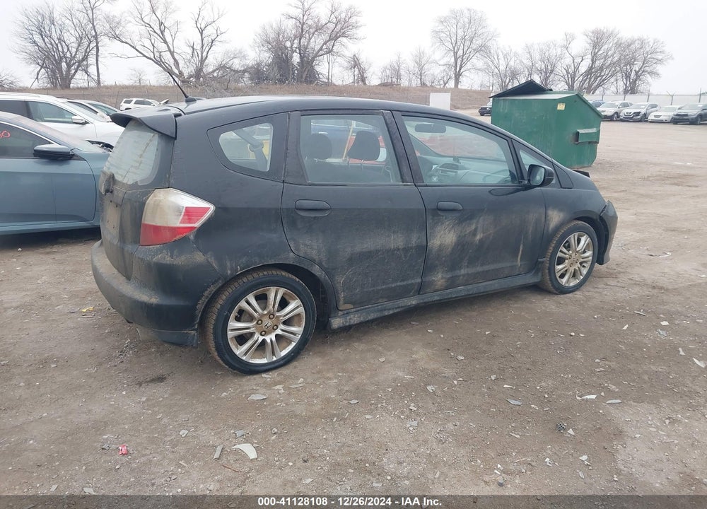 2011 HONDA FIT VIN: JHMGE8H54BC009606