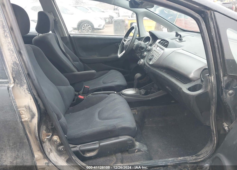 2011 HONDA FIT VIN: JHMGE8H54BC009606