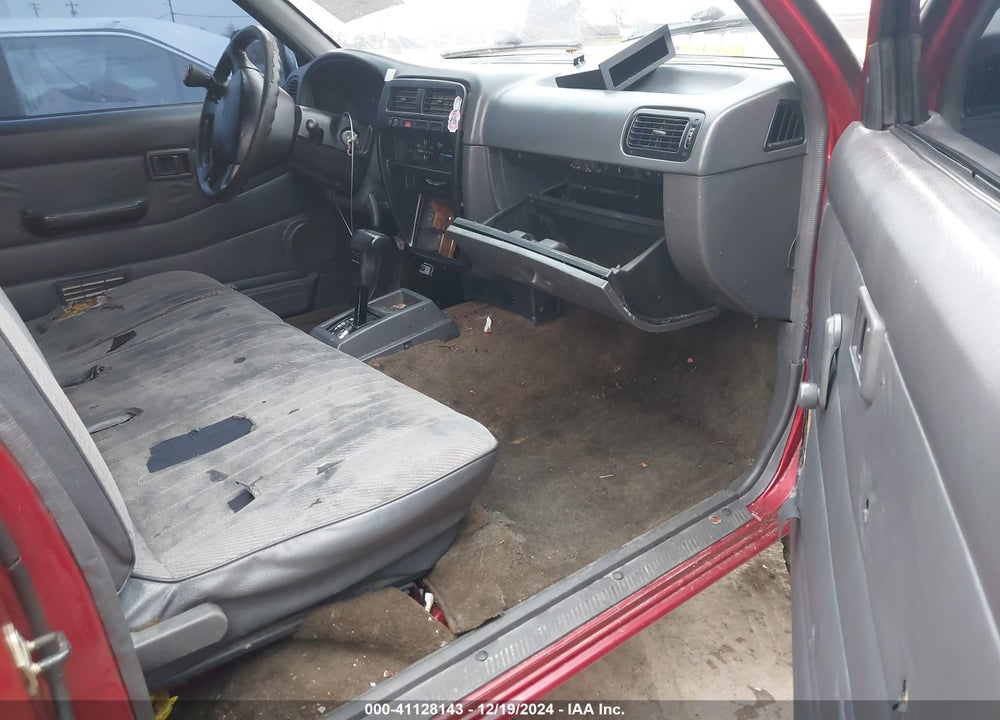 1996 NISSAN TRUCK XE VIN: 1N6SD11S8TC317589