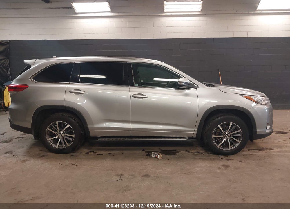 2017 TOYOTA HIGHLANDER XLE VIN: 5TDJZRFH5HS390677