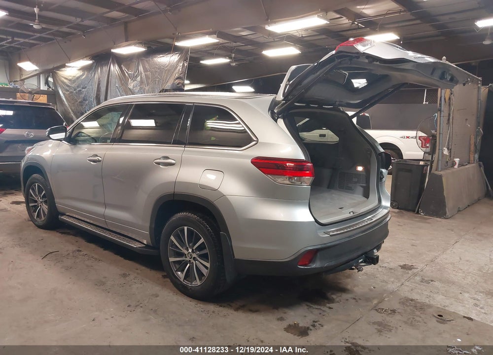 2017 TOYOTA HIGHLANDER XLE VIN: 5TDJZRFH5HS390677