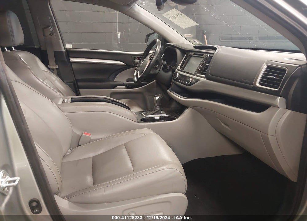 2017 TOYOTA HIGHLANDER XLE VIN: 5TDJZRFH5HS390677