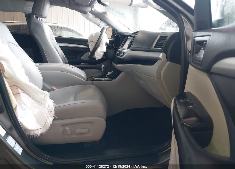 2019 TOYOTA HIGHLANDER XLE VIN: 5TDJZRFHXKS713967