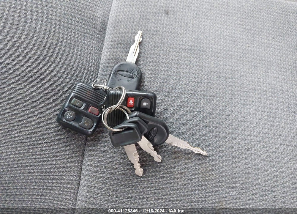2002 FORD TAURUS SES VIN: 1FAFP55282G243908