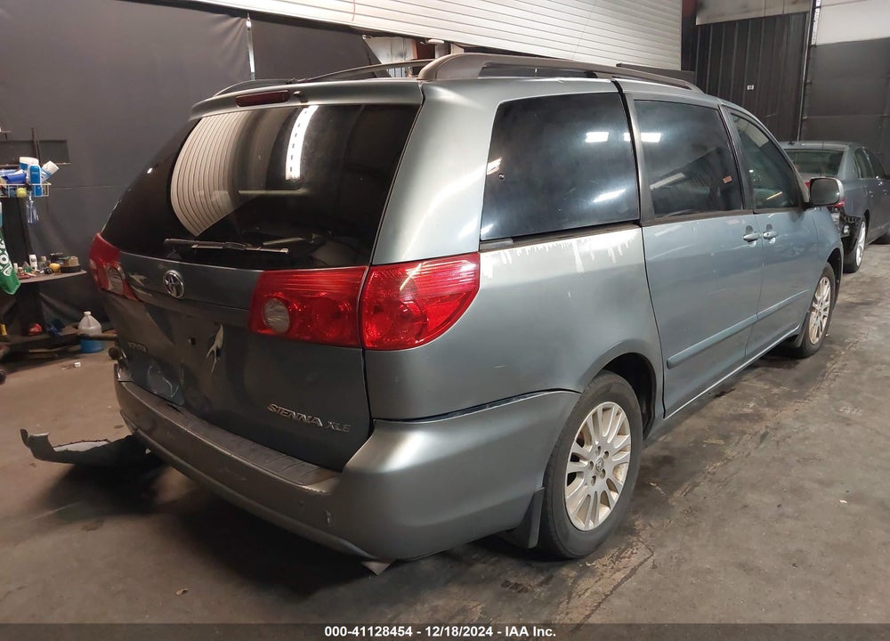 2008 TOYOTA SIENNA VIN: 5TDZK22C28S172575