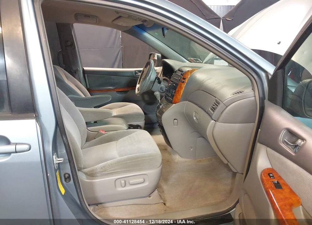 2008 TOYOTA SIENNA VIN: 5TDZK22C28S172575