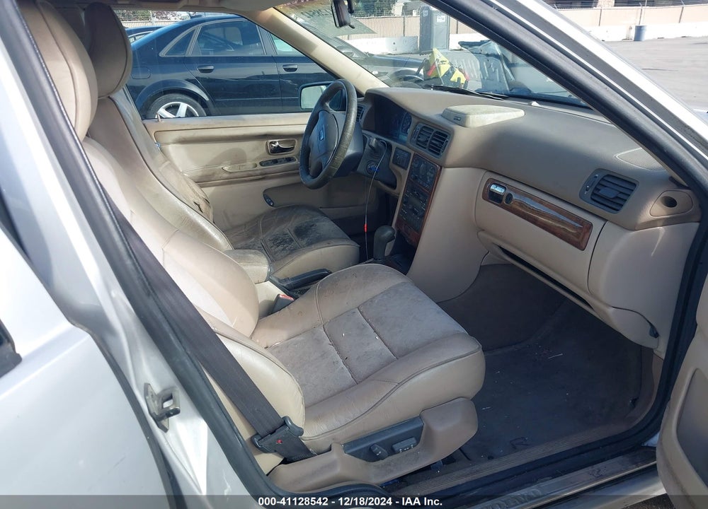 1999 VOLVO V70 R VIN: YV1LV62D9X2603409