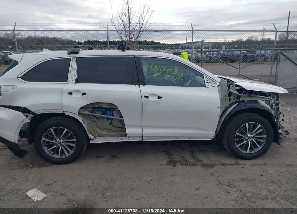 2019 TOYOTA HIGHLANDER XLE VIN: 5TDJZRFH9KS598746