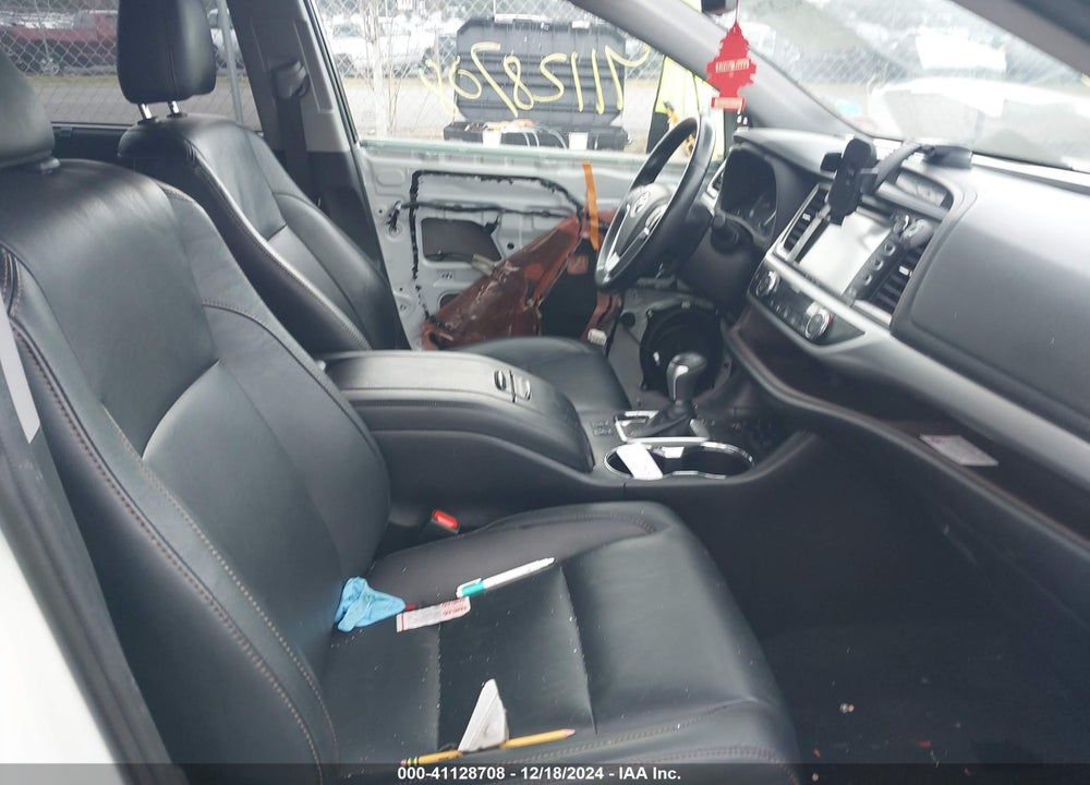 2019 TOYOTA HIGHLANDER XLE VIN: 5TDJZRFH9KS598746