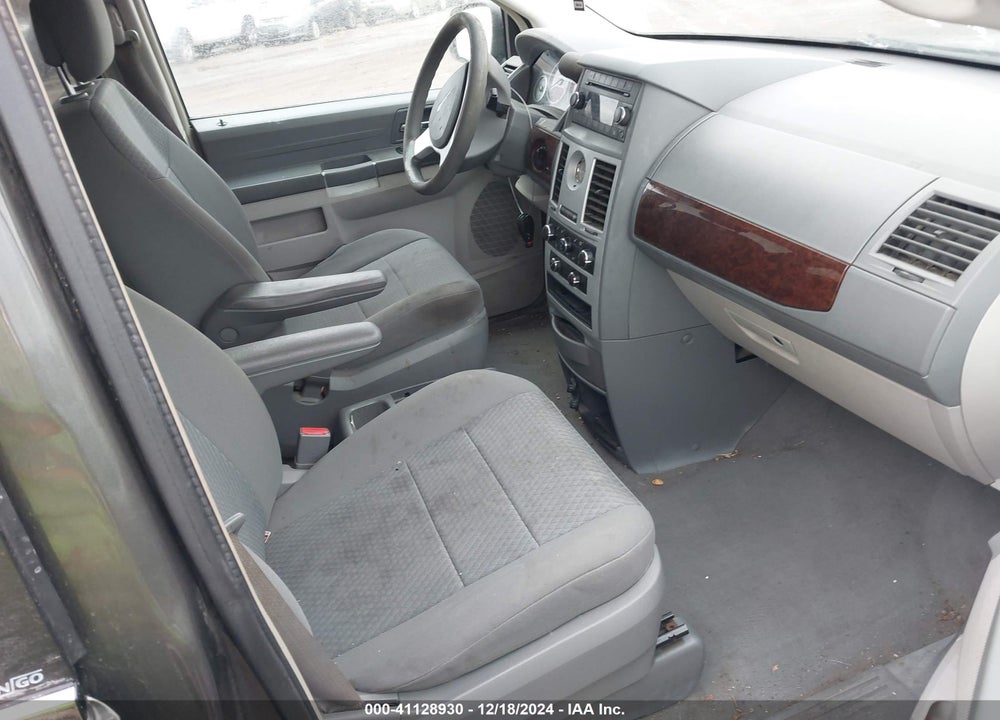 2010 CHRYSLER TOWN & COUNTRY NEW LX VIN: 2A4RR2D12AR404849