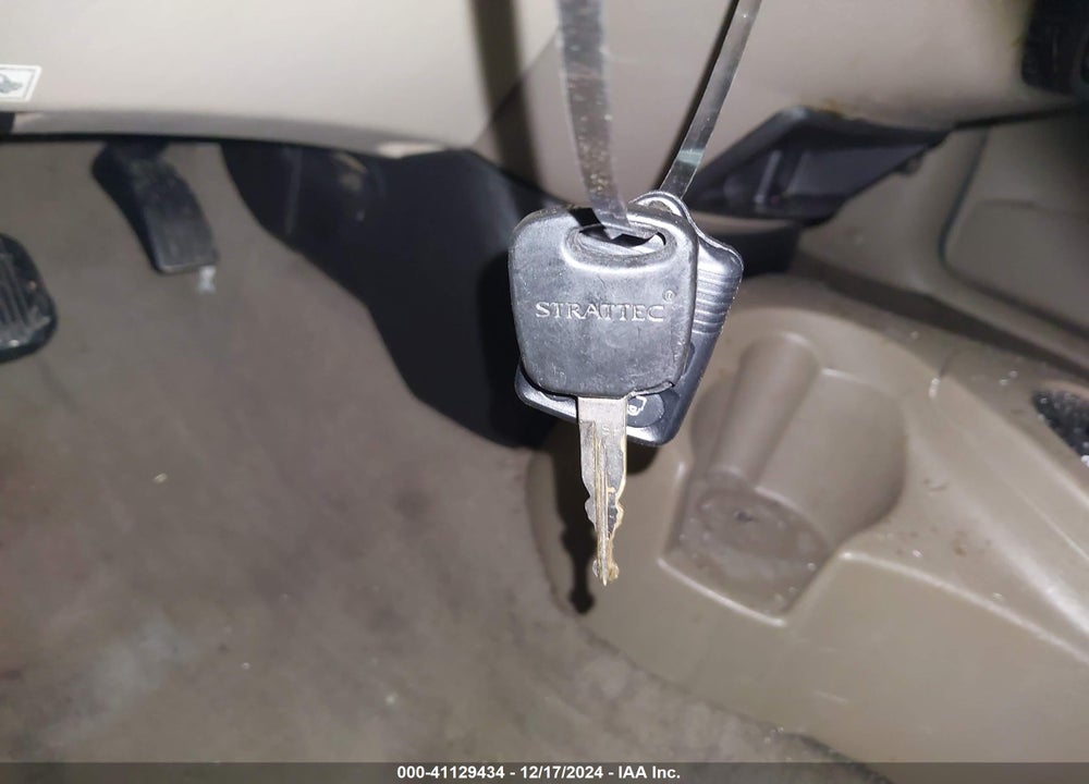 2005 FORD FOCUS ZX4 VIN: 1FAFP34N45W194281