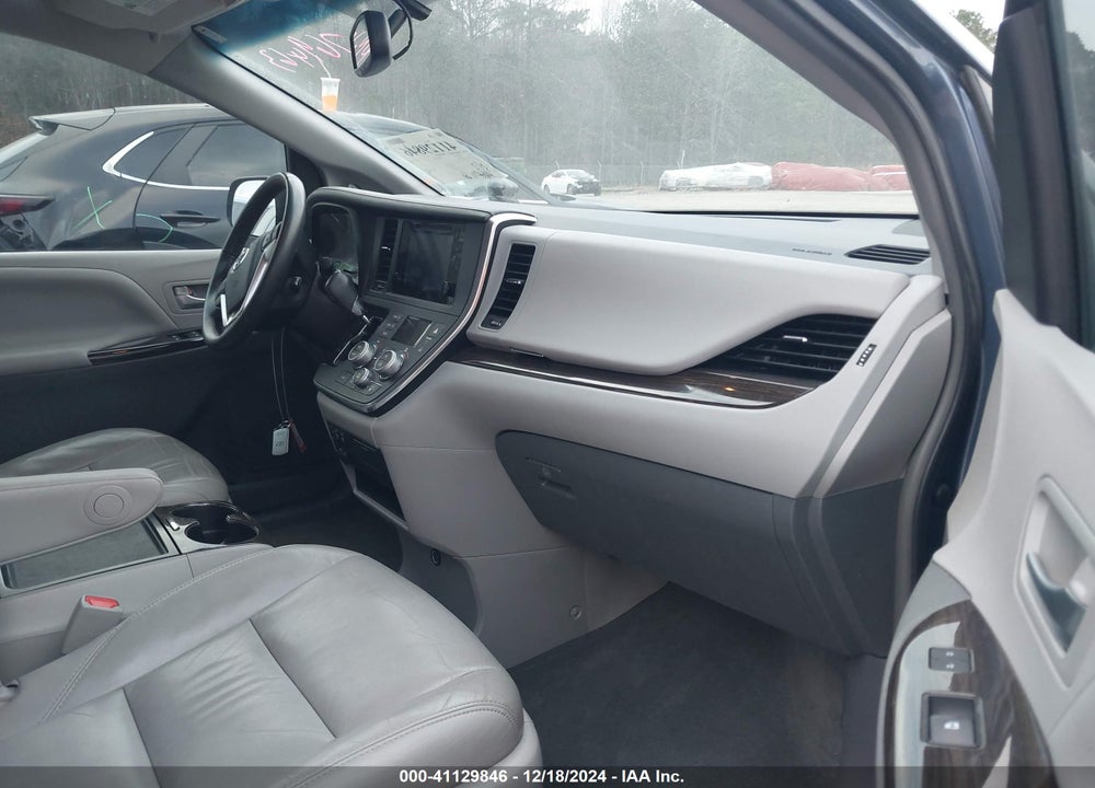 2017 TOYOTA SIENNA XLE 8 PASSENGER VIN: 5TDYZ3DC4HS769463