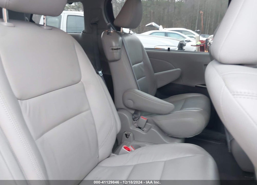 2017 TOYOTA SIENNA XLE 8 PASSENGER VIN: 5TDYZ3DC4HS769463