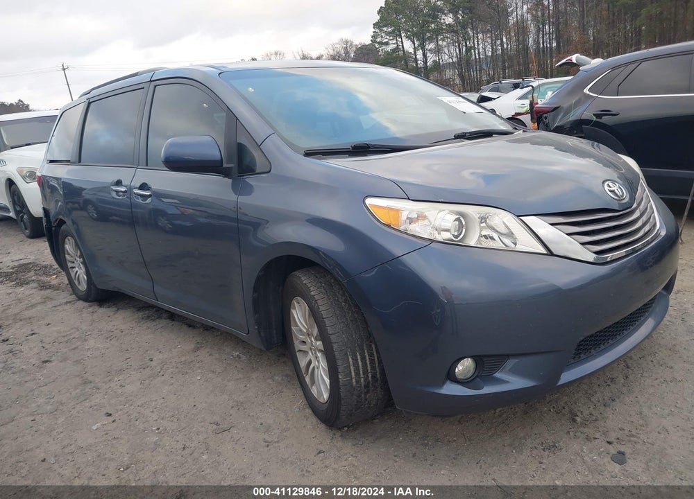 2017 TOYOTA SIENNA XLE 8 PASSENGER VIN: 5TDYZ3DC4HS769463