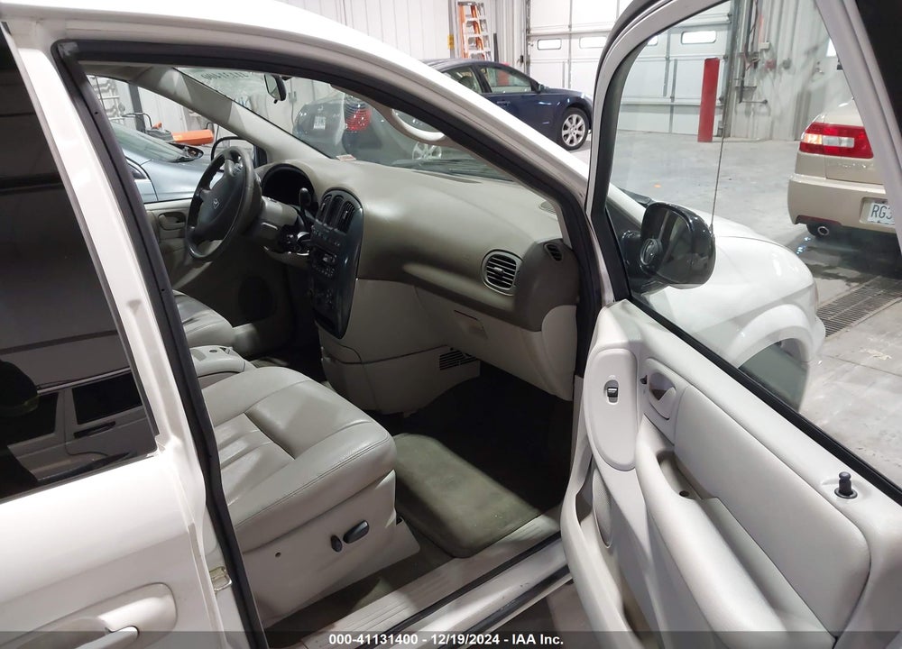 2005 DODGE GRAND CARAVAN SXT VIN: 2D4GP44L35R585369