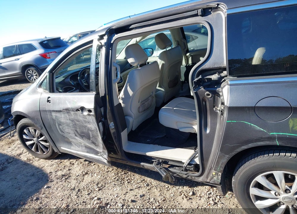 2018 CHRYSLER PACIFICA TOURING L VIN: 2C4RC1BG2JR235652