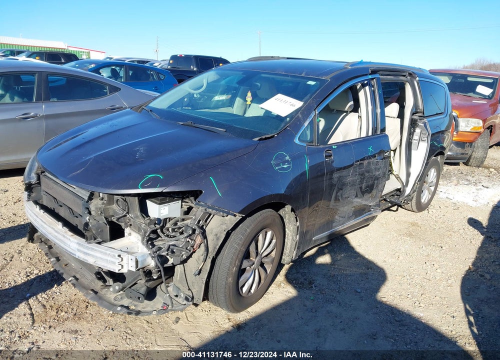 2018 CHRYSLER PACIFICA TOURING L VIN: 2C4RC1BG2JR235652