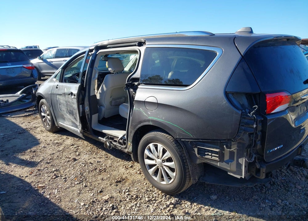 2018 CHRYSLER PACIFICA TOURING L VIN: 2C4RC1BG2JR235652