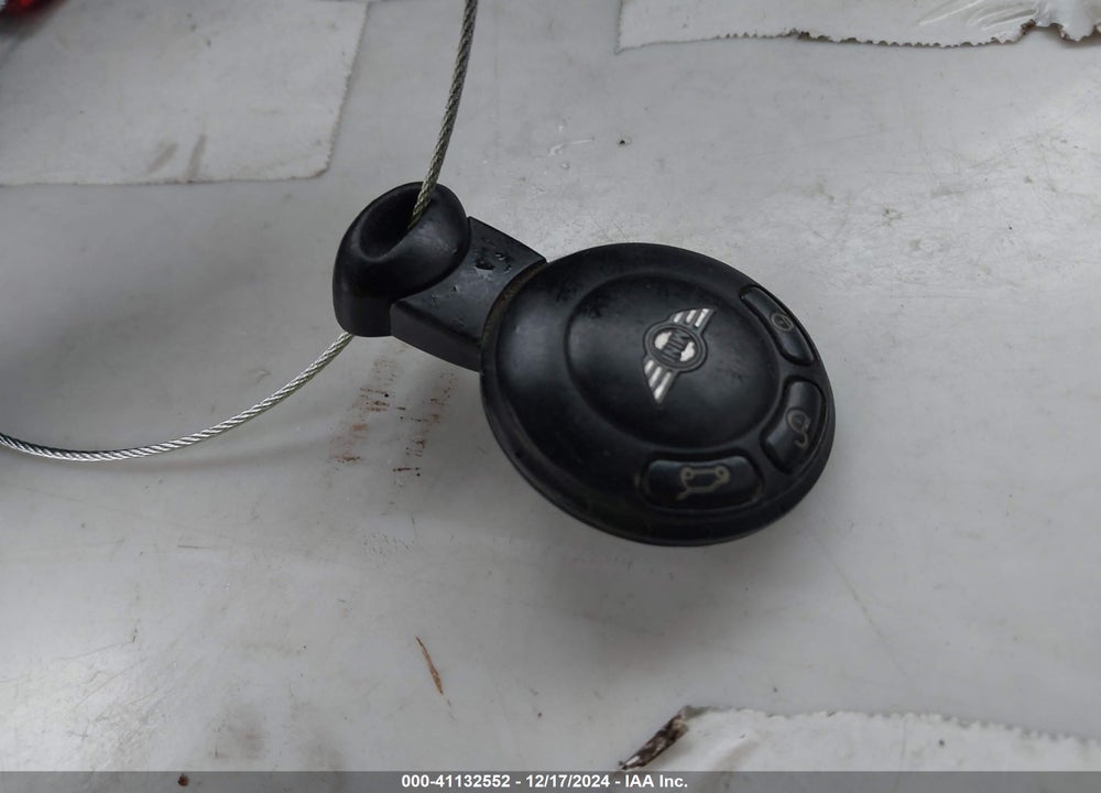2007 MINI COOPER S VIN: WMWMF73557TL86792