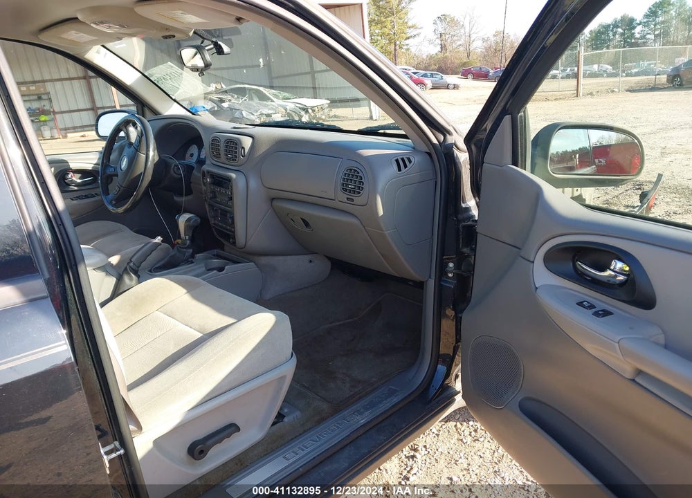 2005 CHEVROLET TRAILBLAZER LT VIN: 1GNDS13S452101804