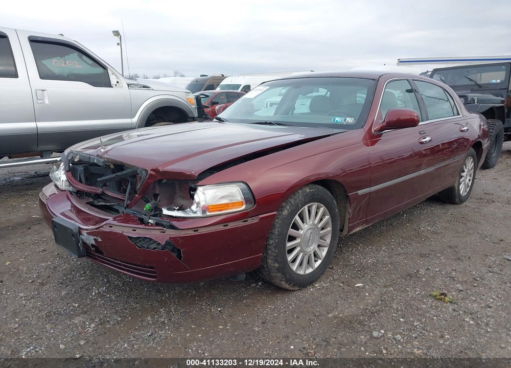 2004 LINCOLN TOWN CAR SIGNATURE VIN: 1LNHM81W54Y672454