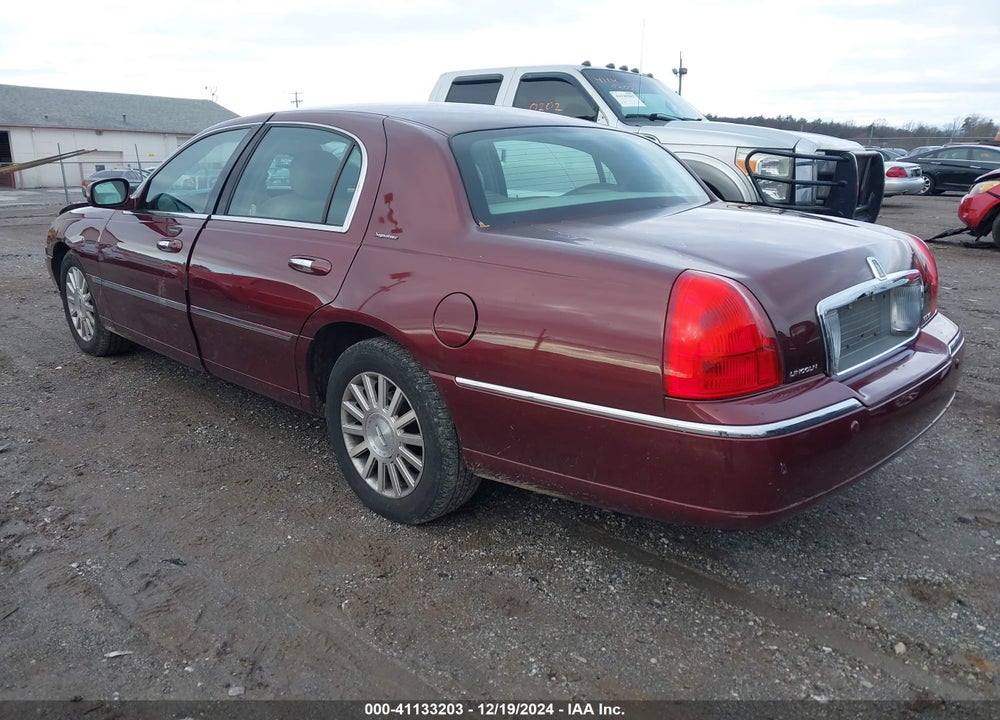2004 LINCOLN TOWN CAR SIGNATURE VIN: 1LNHM81W54Y672454