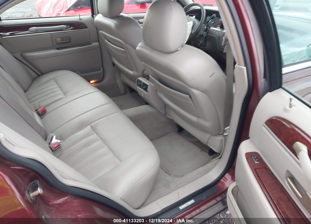 2004 LINCOLN TOWN CAR SIGNATURE VIN: 1LNHM81W54Y672454