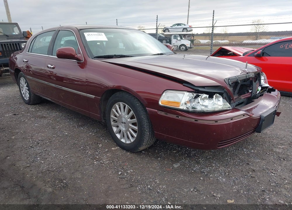2004 LINCOLN TOWN CAR SIGNATURE VIN: 1LNHM81W54Y672454