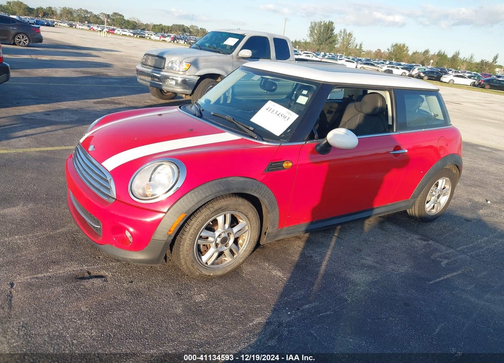 2011 MINI COOPER VIN: WMWSU3C50BT097155