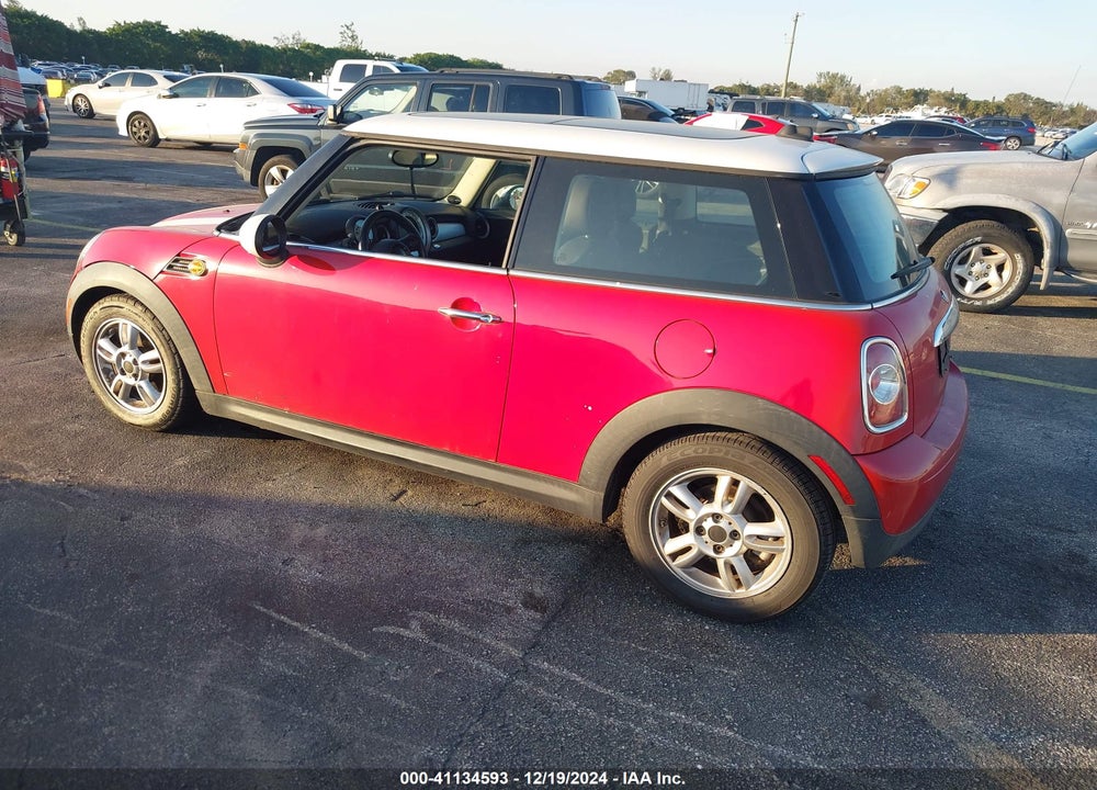 2011 MINI COOPER VIN: WMWSU3C50BT097155