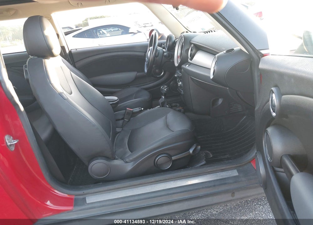 2011 MINI COOPER VIN: WMWSU3C50BT097155