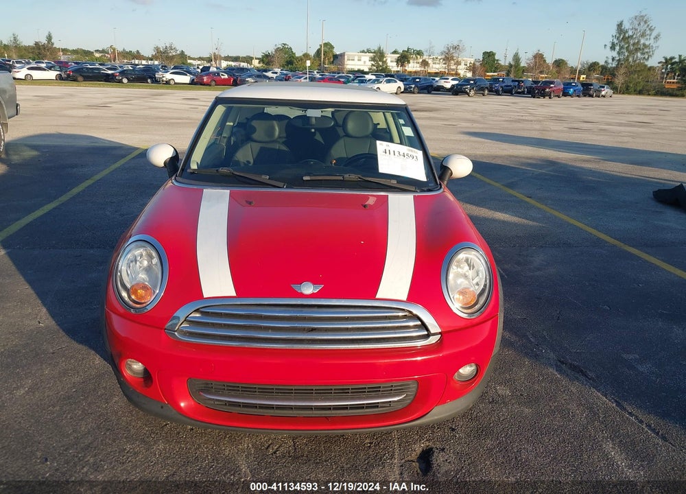 2011 MINI COOPER VIN: WMWSU3C50BT097155