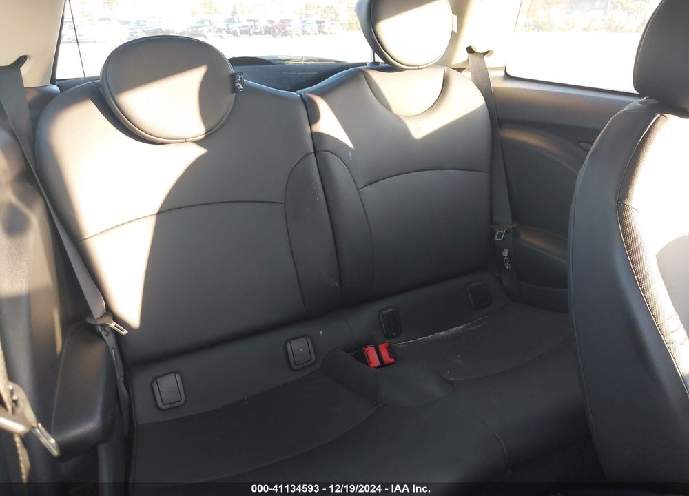 2011 MINI COOPER VIN: WMWSU3C50BT097155