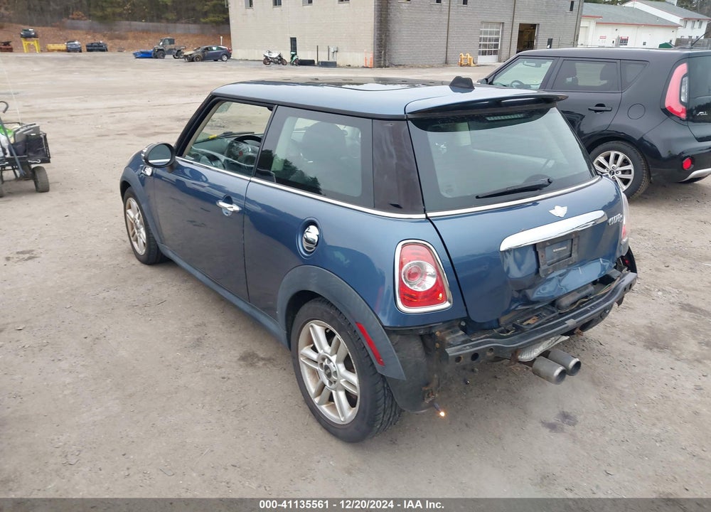 2011 MINI COOPER S VIN: WMWSV3C56BTY11030