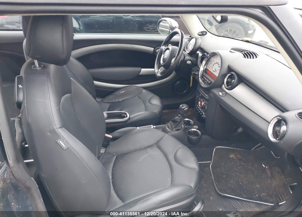 2011 MINI COOPER S VIN: WMWSV3C56BTY11030
