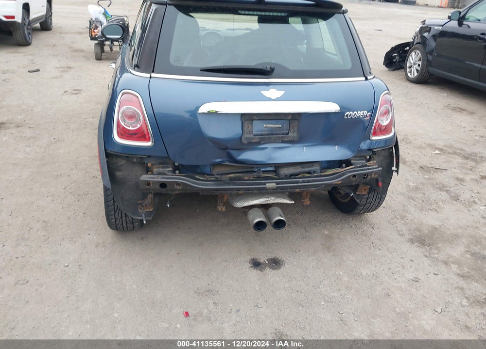 2011 MINI COOPER S VIN: WMWSV3C56BTY11030