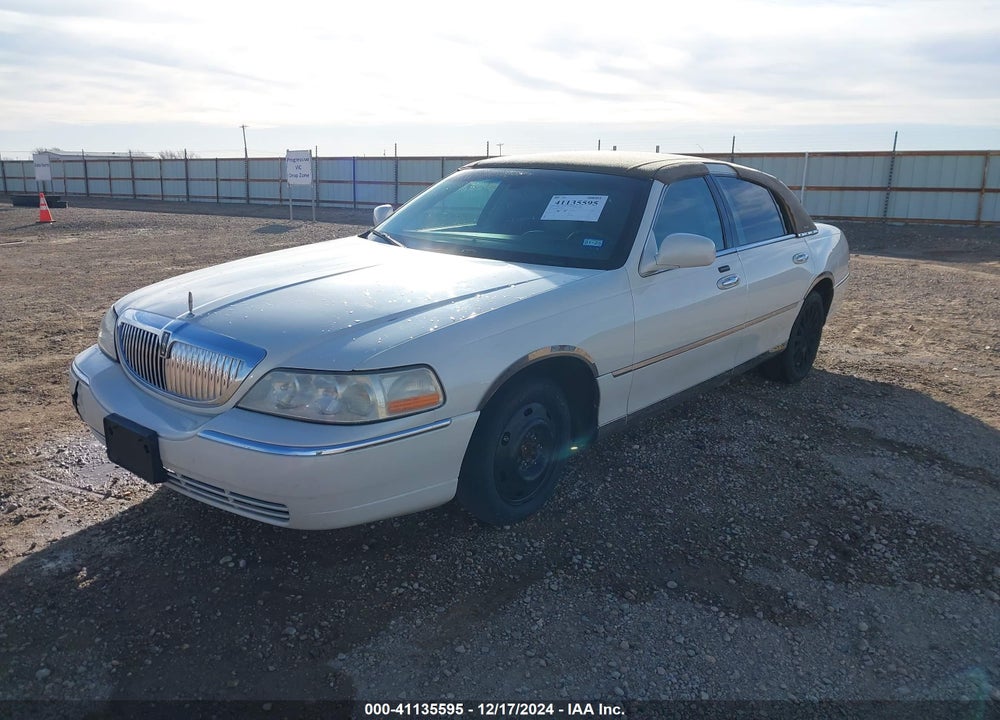2003 LINCOLN TOWN CAR EXECUTIVE VIN: 1LNHM81W83Y670549